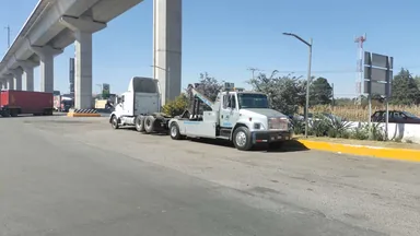 Grúa de arrastre de Grúas MG remolcando un vehículo pesado con under lift