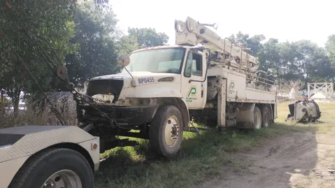 Grúa de arrastre para equipo pesado de Grúas MG en servicio