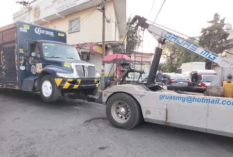 Grúa de Grúas MG atendiendo una unidad pesada en un incidente vial