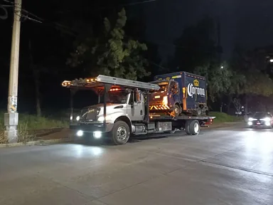 Servicio de grúa plataforma (International) transportando equipo pesado en CDMX y Estado de México — foto 2