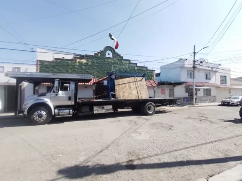 Servicio de grúa plataforma (International) transportando equipo pesado en CDMX y Estado de México — foto 4