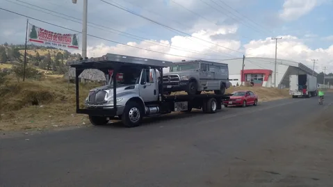 Servicio de grúa plataforma (International) transportando equipo pesado en CDMX y Estado de México — foto 6